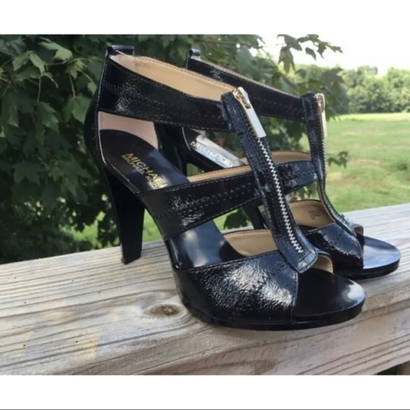 Michael Kors Sz 10 Black Patent Leather T Strap Heels Sandals Gold Zip Front - Picture 8 of 13